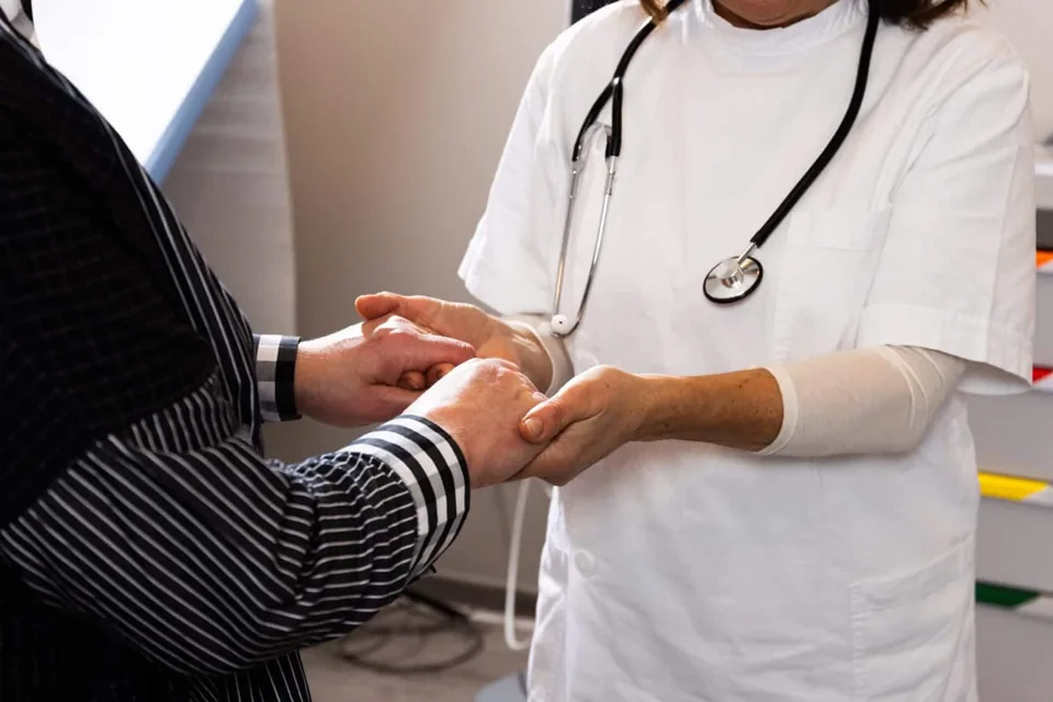Un momento di ascolto tra medico e paziente
